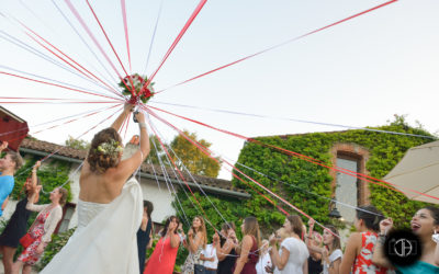 Mariage au Domaine de Courreges à Léguevin, Le jeu du ruban pour le bouquet de la mariée