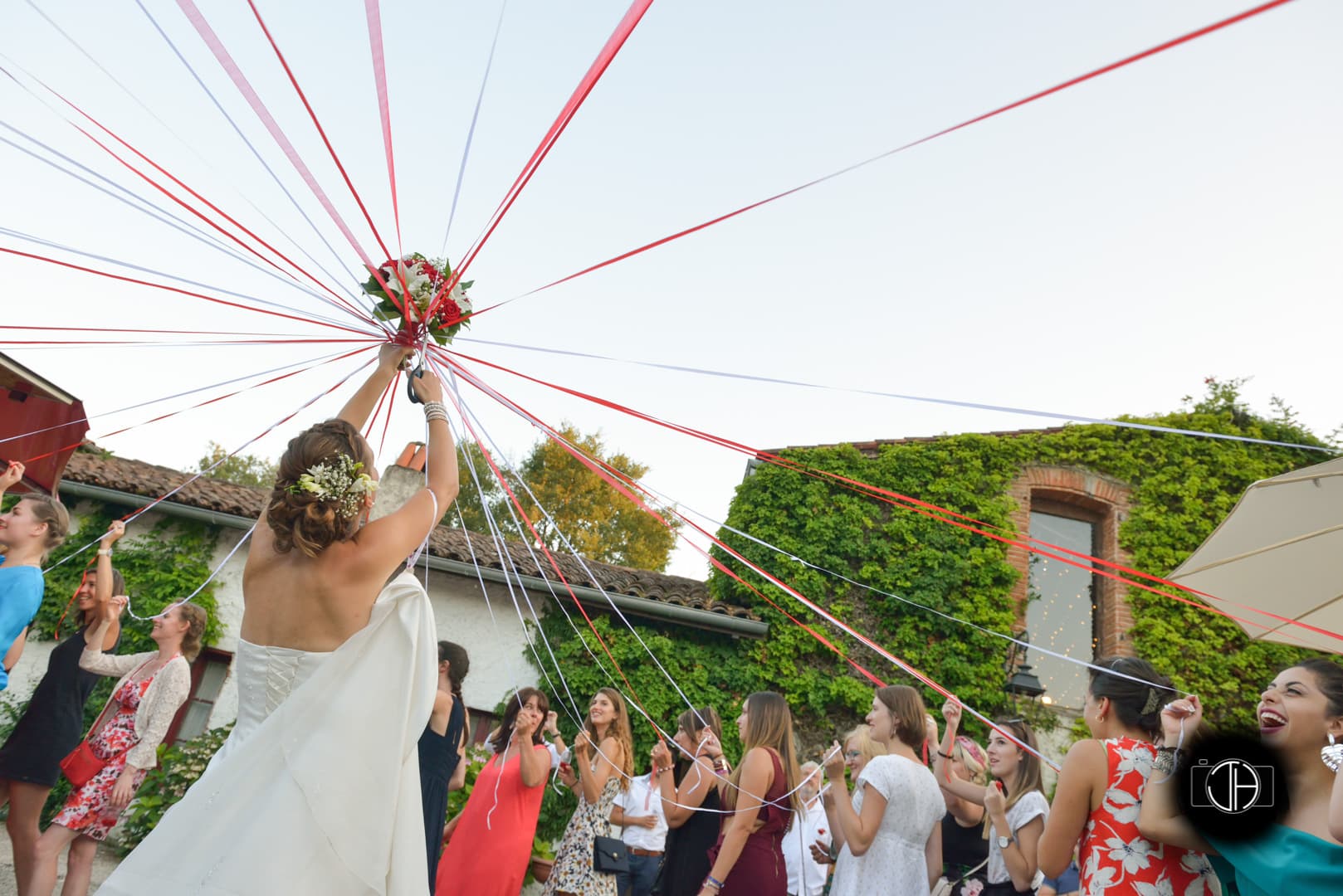 Mariage au Domaine de Courreges à Léguevin, Le jeu du ruban pour le bouquet de la mariée