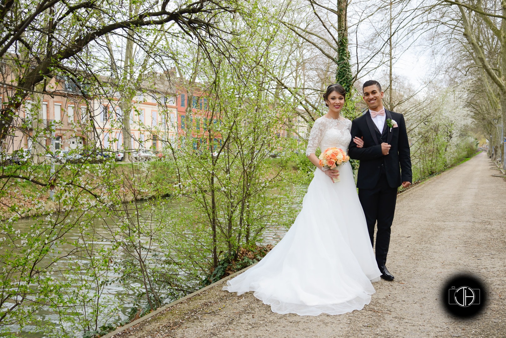 Photo de mariage le long du canal du midi à Toulouse