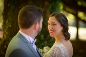 Échange de regards, complicité, photographe mariage Toulouse