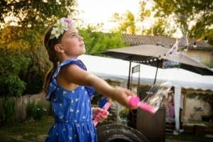 Enfant jouant, Cocktail de Mariage