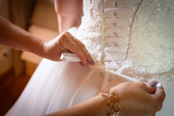 Laçage robe mariage, photo préparatifs