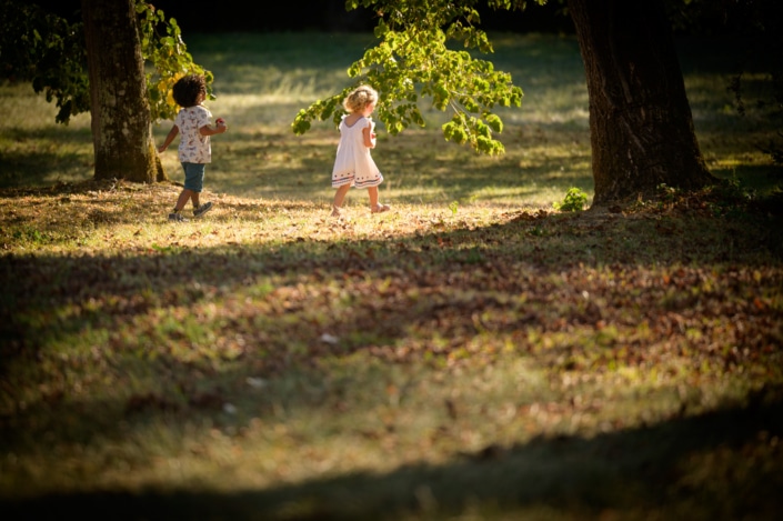 Photographe mariage Toulouse, enfants dans un parc