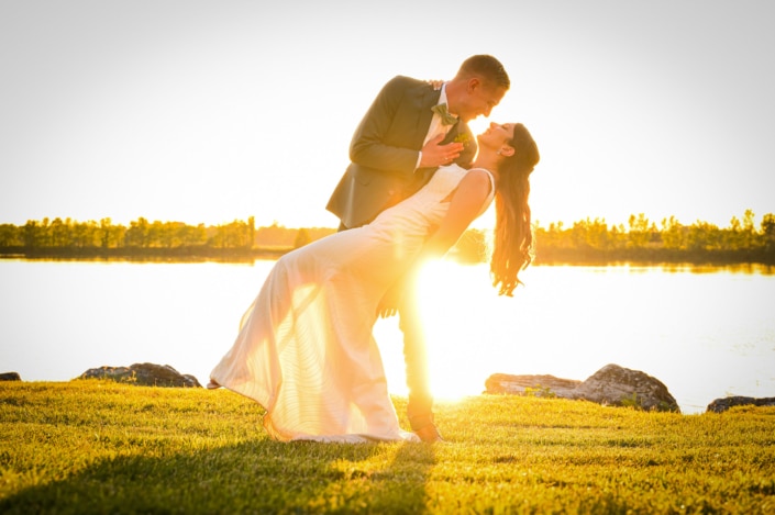 Séance couple mariage, bord d'un lac, Soleil couchant